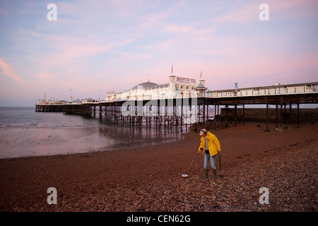 England, Sussex, Brighton, Brighton Pier, Metalldetektoren auf Brighton Beach Stockfoto