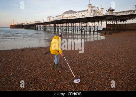 England, Sussex, Brighton, Brighton Pier, Metalldetektoren auf Brighton Beach Stockfoto