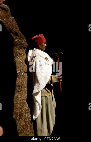 Priester am Eingang zum Haus von Gabriel und Rafael, einer der süd-östlichen Gruppe von Felsen gehauene Kirchen von Lalibela, Äthiopien Stockfoto