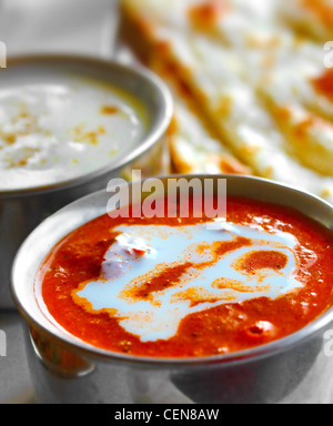 Indische Curry, Raitha und Roti Nahaufnahme Foto Stockfoto