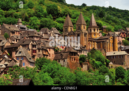 Frankreich, Jakobsweg: Blick auf die Abtei St. Foy im Zentrum der mittelalterlichen Dorf Conques Stockfoto