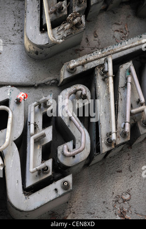 Broken Neon Schriftzug außerhalb der verlassenen Art-deco-Odeon-Kino in zentral-Lissabon, Portugal Stockfoto