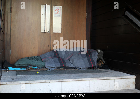 Ein Obdachloser abgebildet, schlafen in einem Hauseingang in Brighton, East Sussex, UK. Stockfoto