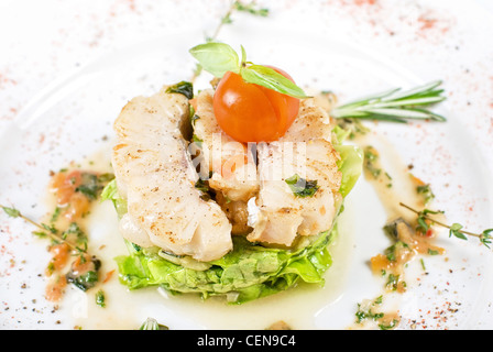 Salat von gebratenen Filet Zander mit Zucchini und Auberginen und Kirschtomaten Stockfoto