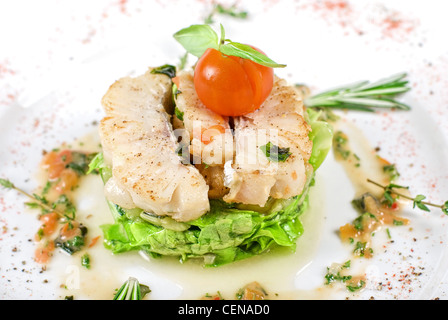 Salat von gebratenen Filet Zander mit Zucchini und Auberginen und Tomaten. Closeup. Stockfoto