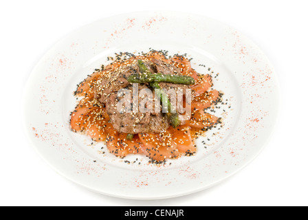 Salat aus Rindfleisch mit Champignons, Bohnen, Spargel, Spinat und Tomaten-carpaccio Stockfoto