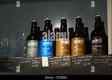 Nahaufnahme von Flaschen Bier zum Verkauf auf einem Regal, zeigen einige Gläser und Preisschilder. Stockfoto