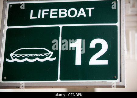 Lifeboat Station Zeichen an Bord Fahrgastschiff Stockfoto