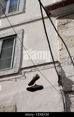 Shoefiti, Kultur Jugend Rite de Passage, zentral-Lissabon, Portugal. Stockfoto
