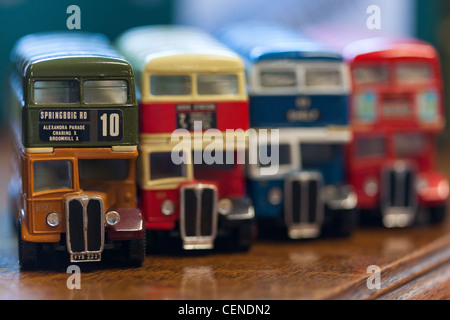 Sammler Spielzeug Busse für den Verkauf auf dem Display bei einer Auktion in Montrose Schottland. 1960 s-Bus Stockfoto