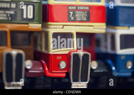 Sammler Spielzeug Busse für den Verkauf auf dem Display bei einer Auktion in Montrose Schottland. 1960 s-Bus Stockfoto