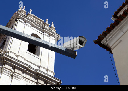 auf der Suche-Up in die Kamera CCTV (Closed Circuit Television), im historischen Zentrum Lissabon, Portugal in Betrieb. Stockfoto