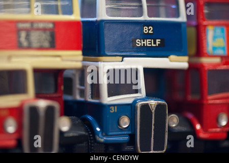 Sammler Spielzeug Busse für den Verkauf auf dem Display bei einer Auktion in Montrose Schottland. 1960 s-Bus Stockfoto