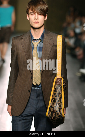 Fendi Menswear bereit zu tragen-Frühling-Sommer-Modell dunkelbraune Haare tragen braune Jacke Beige Kontrollen, blau und braun überprüft Stockfoto