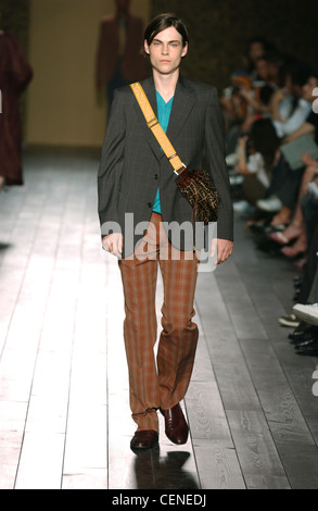 Fendi Menswear bereit zu tragen-Frühling-Sommer-Modell dunkelbraune Haare tragen graue Jacke Streifen braun, Türkis Spitze, braun Stockfoto