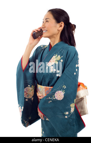 Japanische Frau im Kimono telefonieren isoliert auf weißem Hintergrund Stockfoto