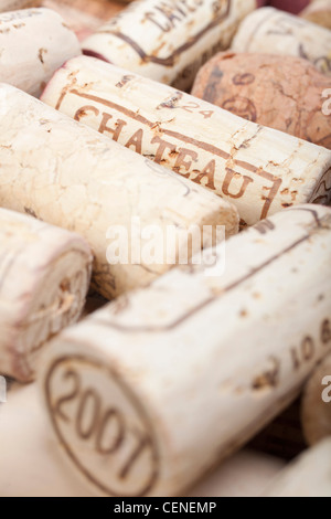 Makroaufnahme von Weinkorken mit generischen schreiben und Lancierungsjahre hautnah Stockfoto