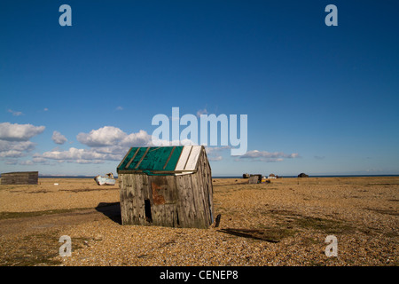 verlassene Fischer Hütten und Boote am Strand in Dungeness in kent Stockfoto