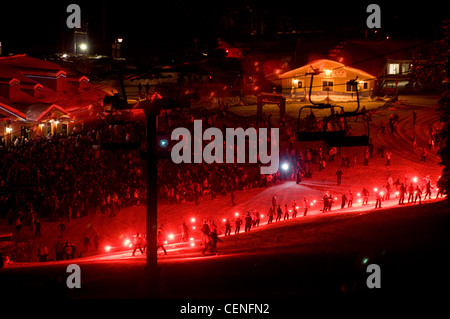 Fackelabfahrt mit Skiern Masse Parade hinunter den Berg in Sun Peaks Ski-Resort, Kamloops, BC, Kanada, New Years eve Stockfoto