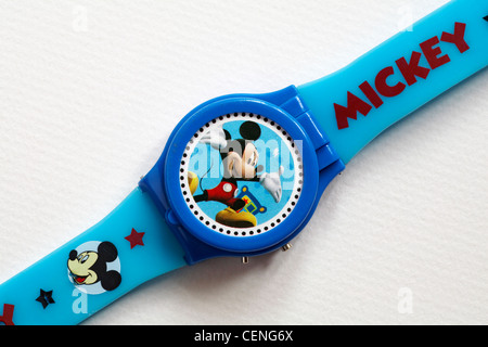 Mickey-Mouse Uhr auf weißem Hintergrund Stockfoto