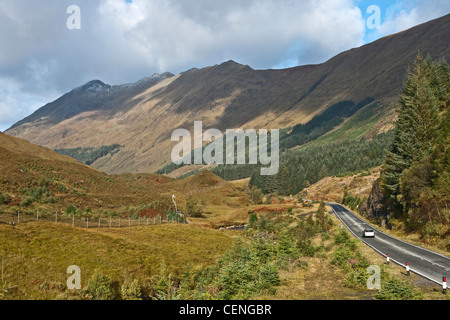 Bundesstraße A87 Glen Shiel in Kintail westlichen Highlands von Schottland mit einem Teil der fünf Schwestern Berge Ferne auf der Durchreise. Stockfoto