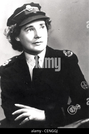 WW11. Porträt des britischen Roten Kreuzes militärische Krankenschwester eine Royal Naval Krankenhauspersonal befestigt. Stockfoto