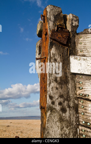 alte und verlassene Angelboot/Fischerboot am Strand in Dungeness in Kent Stockfoto