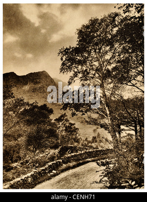 Borrowdale Birken Eagle Crag fiel Seenplatte Cumbria England UK Stonethwaite Alfred Wainwright Trockenmauer Stockfoto