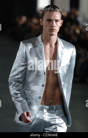 Alexander McQueen Mailand Menswear bereit zu tragen Herbst Winter Siver Anzug und Thorn Krone Stockfoto