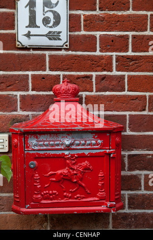 Antik rot Briefkasten im Hollandisches Viertel - Holländische Viertel in Potsdam bei Berlin, Deutschland Stockfoto