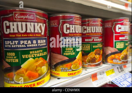 Dosen von Campbells chunky Stil Suppe in einem Supermarkt in New York gesehen werden Stockfoto