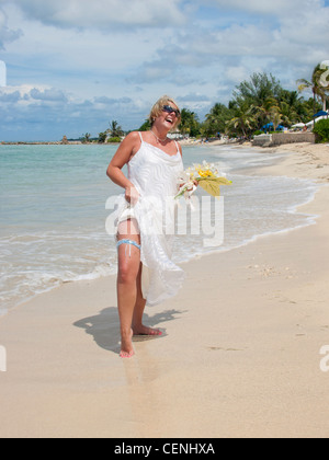 Glücklich lachende Braut barfuß am Strand von Jamaika Hochzeit Stockfoto