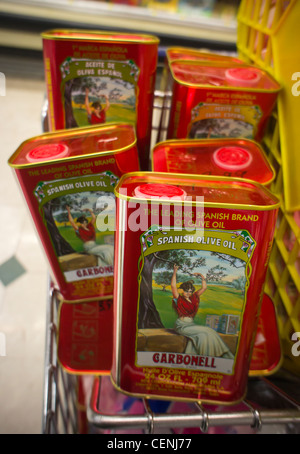 Dosen von importierten spanischen Olivenöl auf einem Supermarktregal auf Donnerstag, 16. Februar 2012 zu sehen sind. (© Richard B. Levine) Stockfoto