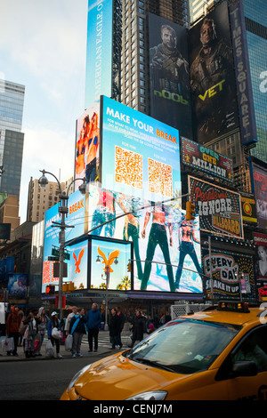 Das beleuchtete Display von American Eagle Outfitters in New York Einrichtungen QR-Codes (quick Response) speichern Stockfoto