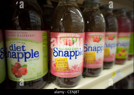 Flaschen von Snapple Getränken auf einem Supermarktregal in New York Stockfoto