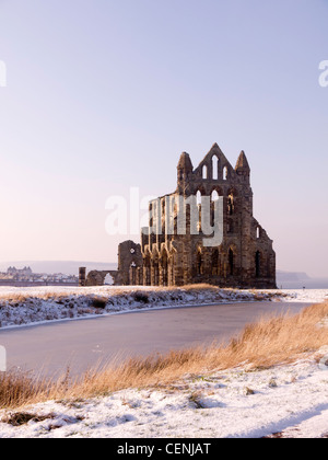 Die Ruinen von Whitby Abbey North Yorkshire England im verschneiten Winterwetter Stockfoto