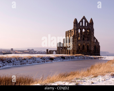 Die Ruinen von Whitby Abbey North Yorkshire England im verschneiten Winterwetter Stockfoto