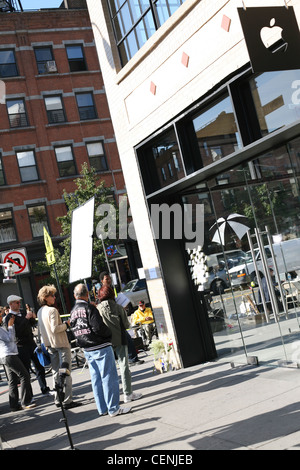 Öffentliche Ansicht ein Schrein für Steve Jobs an der 14th Street Apple Store New York Stockfoto