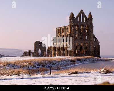 Die Ruinen von Whitby Abbey North Yorkshire England im verschneiten Winterwetter Stockfoto