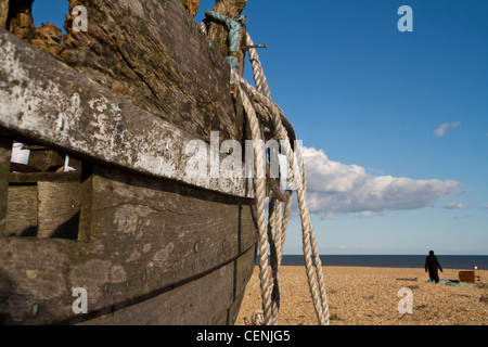alte und verlassene Angelboot/Fischerboot mit einem Seil am Strand in Dungeness in Kent Stockfoto