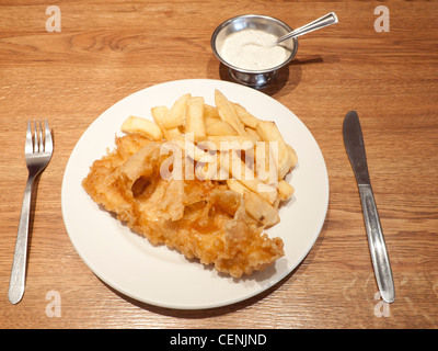 Fish And Chips mit schönen Teig bereit zum Essen in ein Restaurant mit Tartare sauce Stockfoto