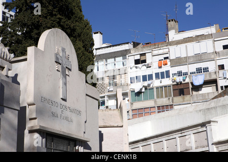 Leben & Tod nebeneinander, Apartments mit Blick auf Lissabon der größte Friedhof, Cemiterio Dos Prazeres (Friedhof der Vergnügungen). Stockfoto