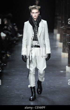 Ann Demeulemeester Paris bereit, tragen Menswear Herbst Winter grau Jacke, passende Weste und Jodhpur Hose schwarz Stockfoto