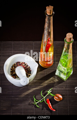 Bunten Pfeffer im Mörser Stockfoto