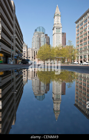 Custom House Tower spiegelt sich in einer Pfütze an Rose Kennedy Greenway, Boston, Massachusetts, USA Stockfoto