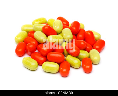 Haufen von Limette und orange Tic Tac auf weißem Hintergrund Stockfoto