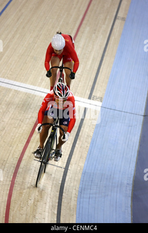 Shuang GUO (CHN) Rennen Wai Sze LEE (HKG) in der Frauen Sprint Halbfinale bei der UCI Track Cycling World Cup Radrennbahn. Stockfoto