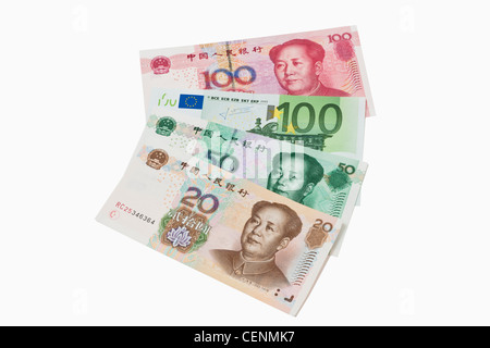 20, 50 und 100 Yuan Bill mit dem Porträt von Mao Zedong. In der Mitte liegt ein 100 Euro-Schein. Renminbi ist die chinesische Währung. Stockfoto