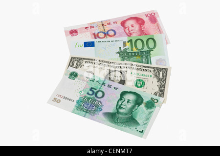 Vier Gesetzentwürfe Wert 100 chinesische Yuan, 100 Euro, 1 U.S.Dollar und 50 chinesische Yuan liegen nebeneinander. Stockfoto