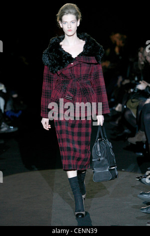 Eisberg Mailand bereit zu tragen Herbst Winter Mauve geprüft schwarze Jacke Pelzkragen, Pensil Rock, schwarze Socken und schwarze und beige Stockfoto